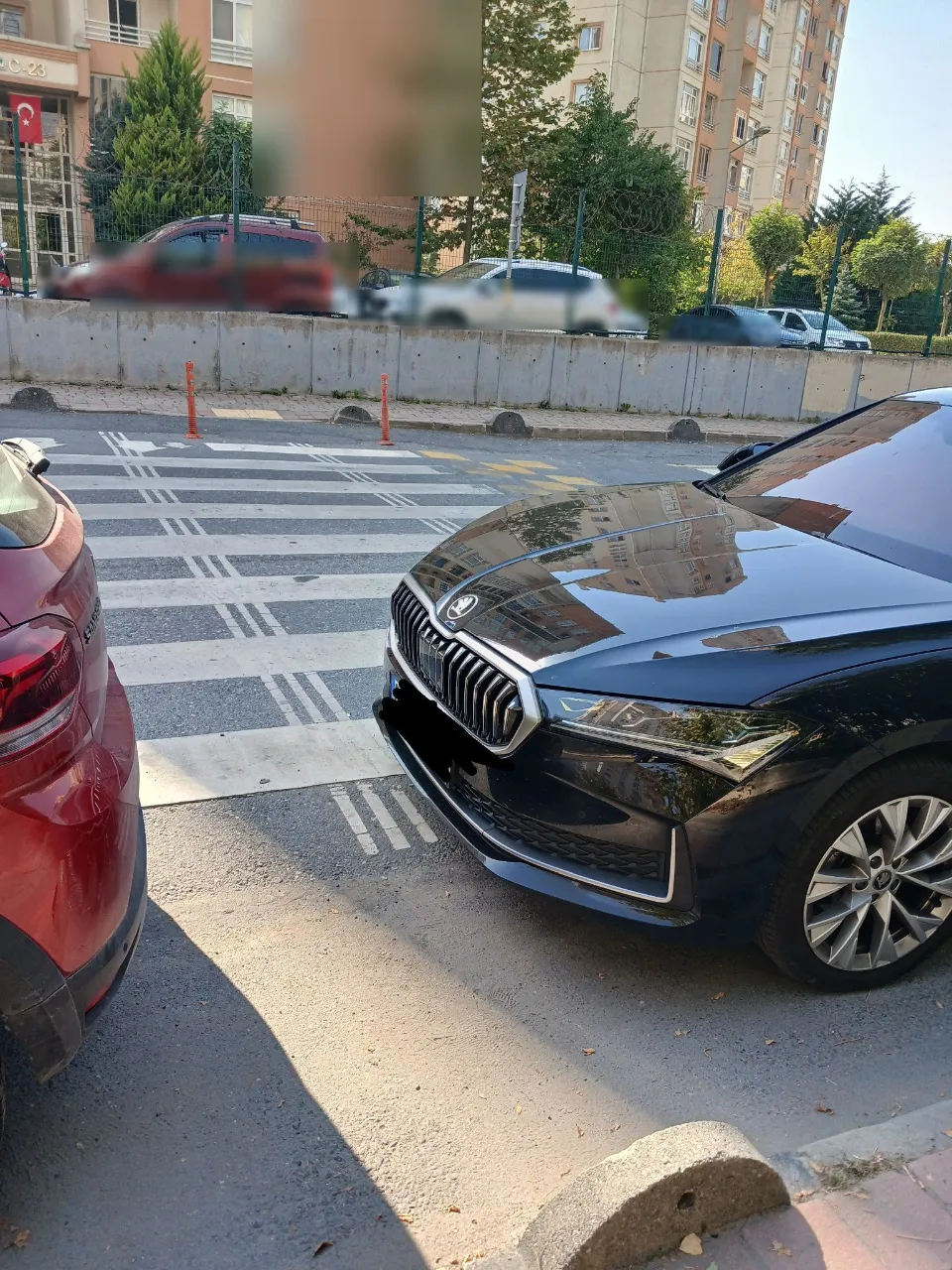 Öneri fotoğrafı: Yaya yolu başında dubalar olsaydı.