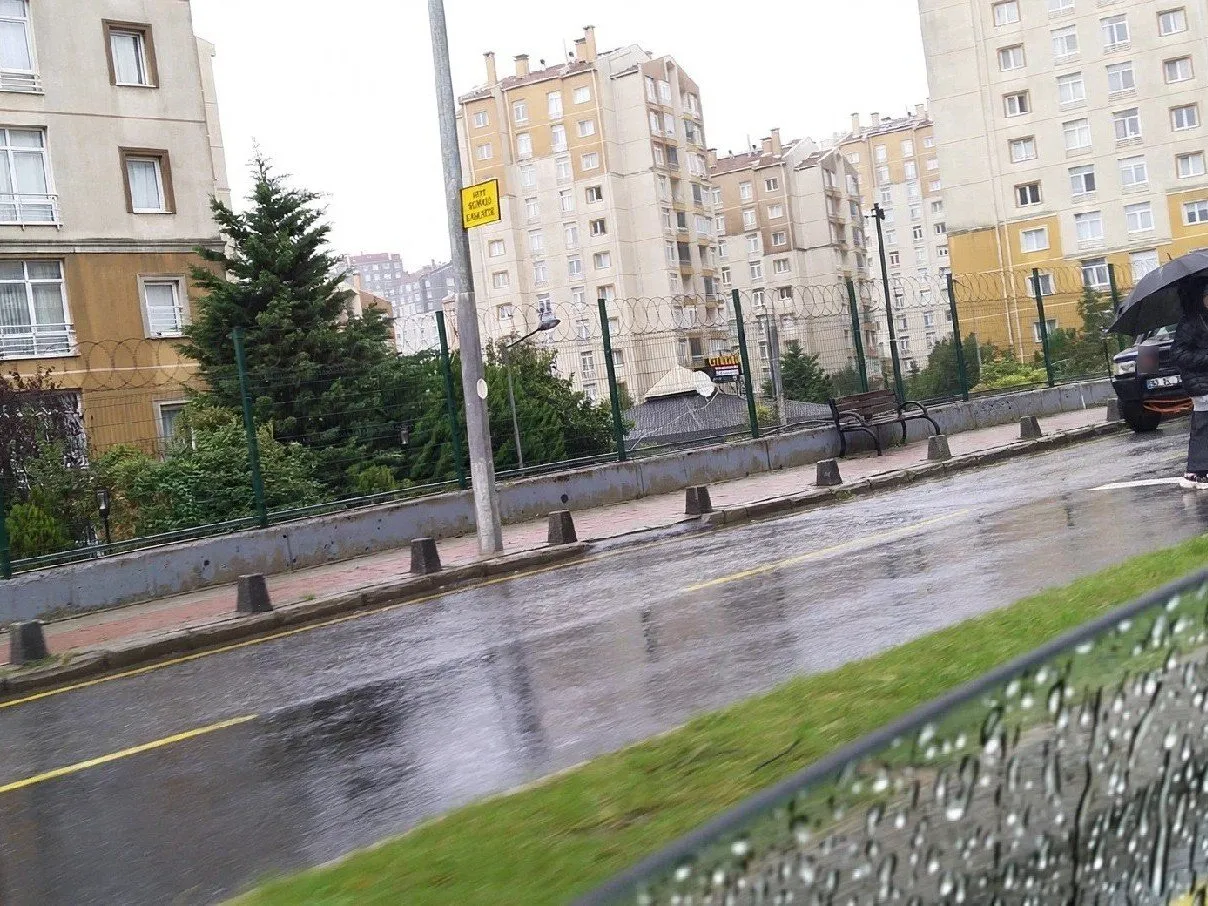Öneri fotoğrafı: Otobüs durağı üstü kapalı olsaydı