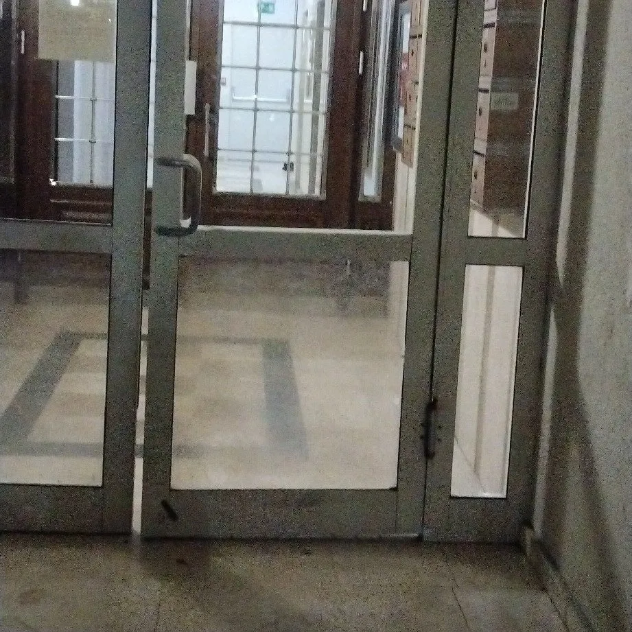 Öneri fotoğrafı: Kayaşehir Elmas Sitesi B1-34 Blok kapısı tamir edilmeli.