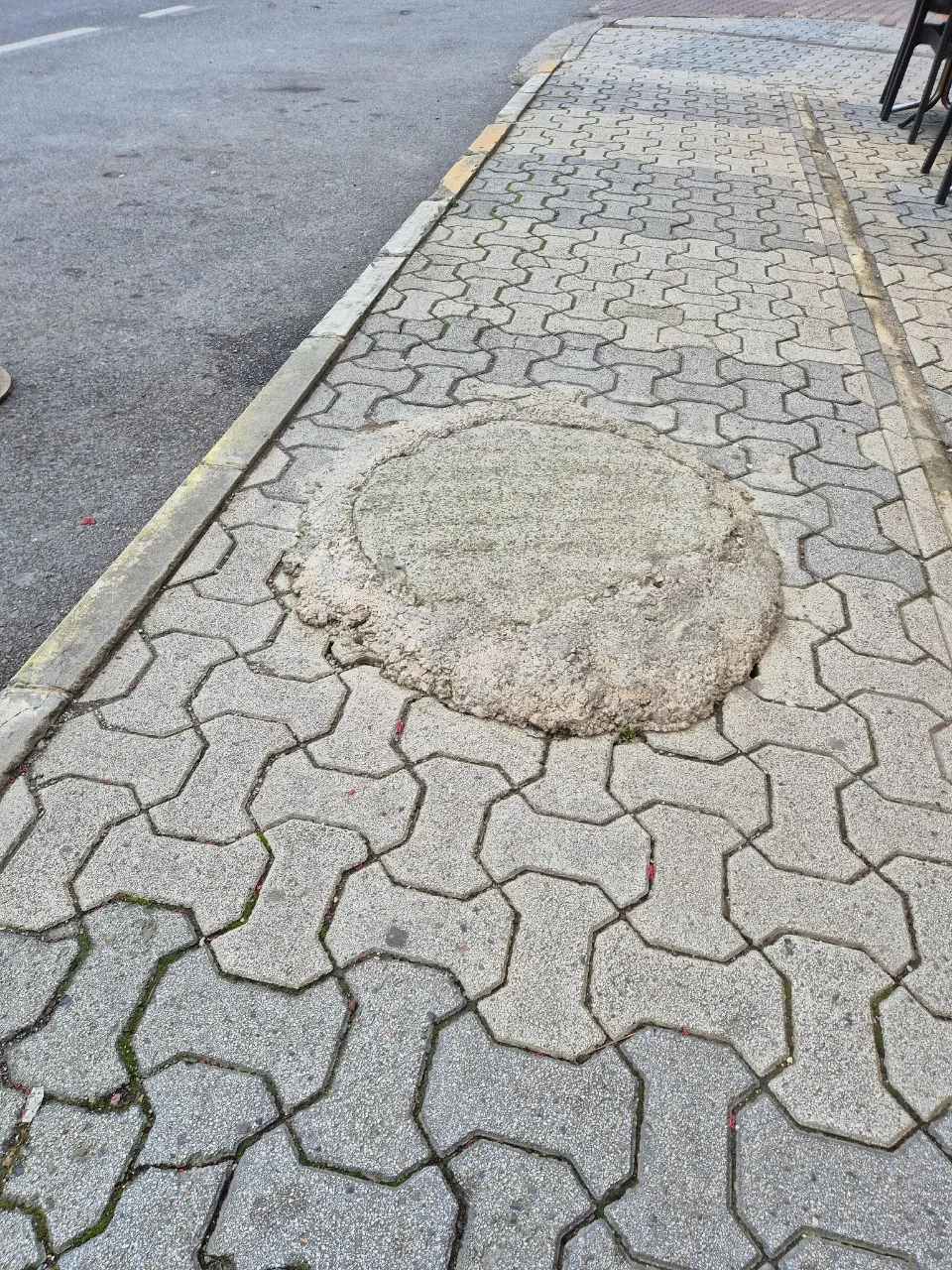 Öneri fotoğrafı: Kaldırımda beton olmasaydı rahatça yürürdük.